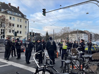 Etwa 25 Polizei-Einsatzkräfte bei einem Einsatz auf der Aachener Straße in Köln.