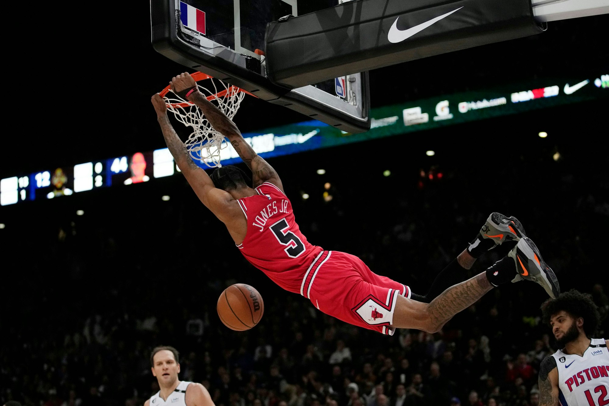 Die Chicago Bulls beim NBA-Gastspiel in Paris. Hier steigt Derrick Jones Jr. zum Korb hoch.