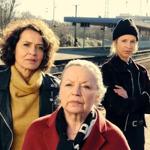 Lena Odenthal (Ulrike Folkerts) und Johanna Stern (Lisa Bitter) mit Nikola Odenthal (Ursula Werner) stehen am Bahnhof von Ludwigshafen.