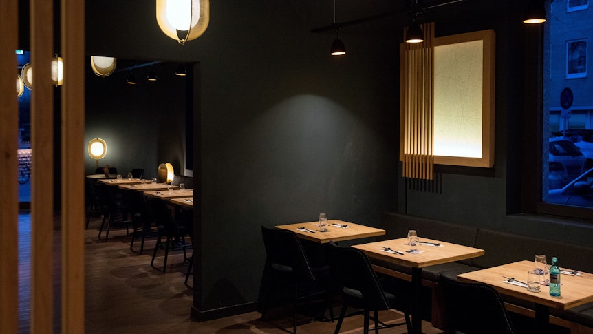 Dunkle Wände und Holztische geben dem Restaurant Zen eine edle Anmutung.