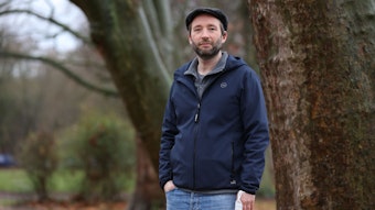 David Berres, Klimaaktivist bei der „Letzten Generation“, steht vor einem Baum.