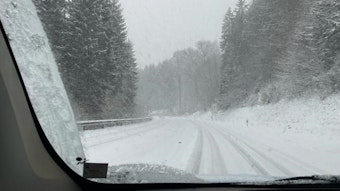 Blick aus einem Autofenster auf zugeschneite Straßen am Weißen Stein in Udenbreth