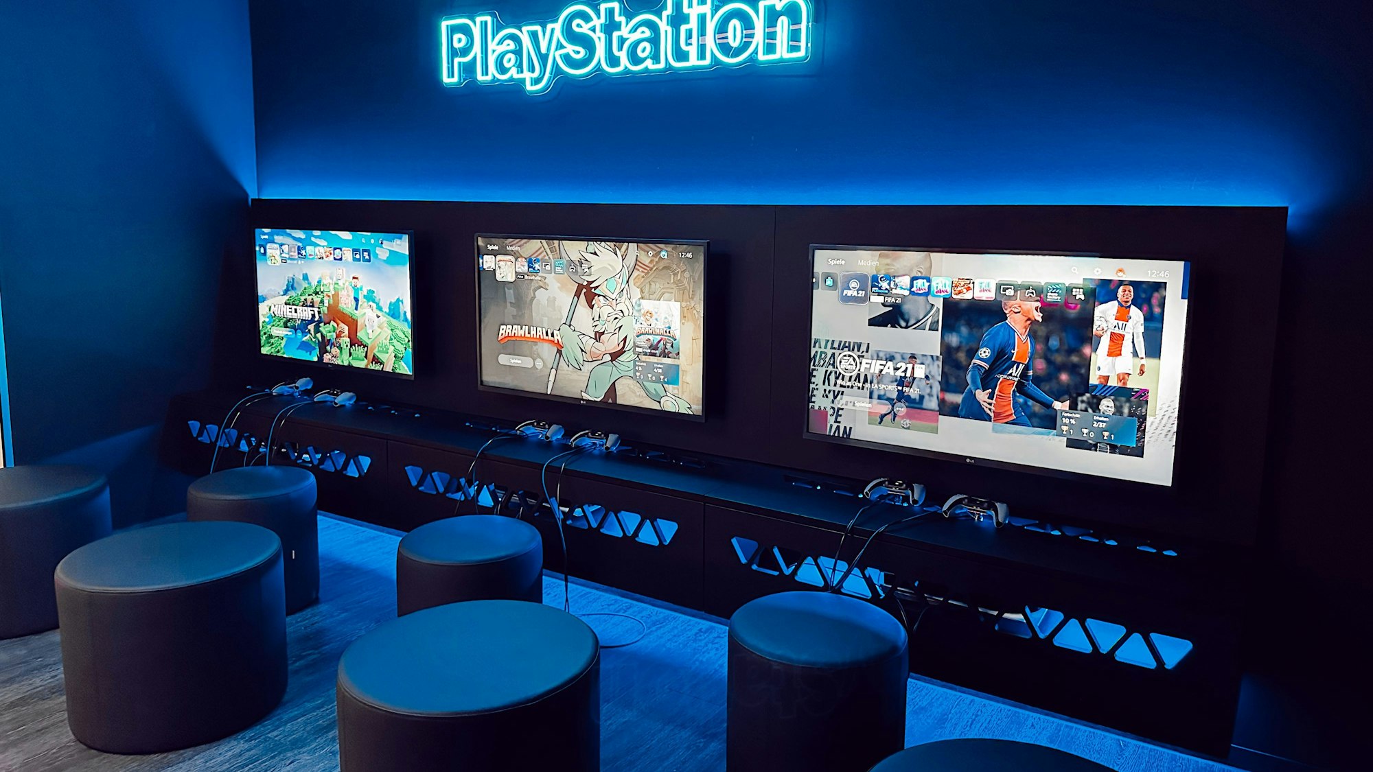 Gaming-Wartezimmer in der Praxis Cologne Smile in Sülz mit drei großen Bildschirmen