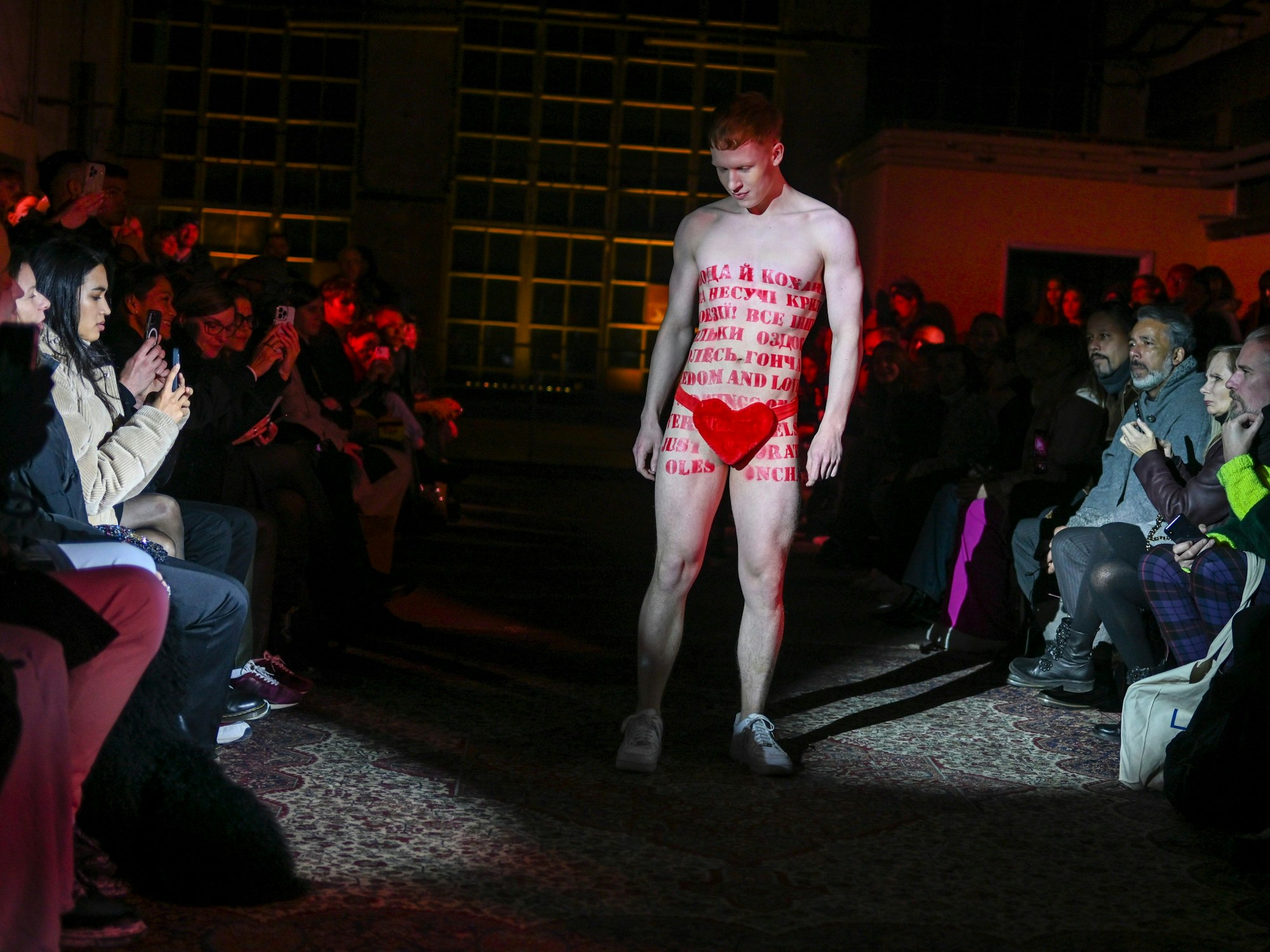 Ein Model zeigt auf der Berlin Fashion Week 2023 eine Kreation des Designers Jean Gritsfeldt.