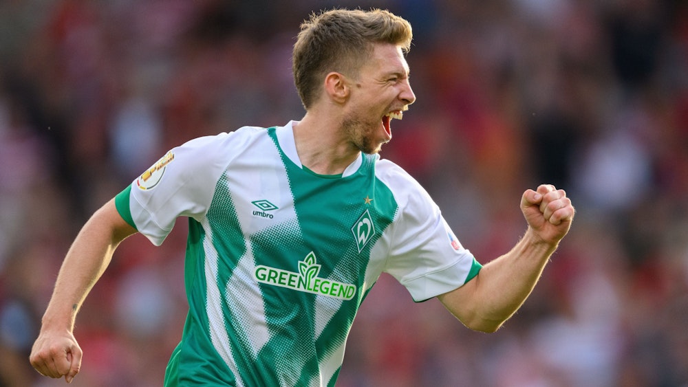 Mitchell Weiser jubelt nach seinem Tor im DFB-Pokal für Werder Bremen.