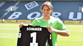 Die Vorstellung von Yann Sommer am 23. Juli 2014 im Borussia-Park. Sommer wechselte zur Saison 2014/15 zu Borussia Mönchengladbach und trägt auf dem Foto ein grünes Trainingsshirt und hält sein schwarzes Torwarttrikot hoch.