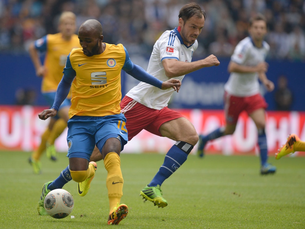 Braunschweigs Dominick Kumbela (l) und Hamburgs Heiko Westermann kämpfen um den Ball.
