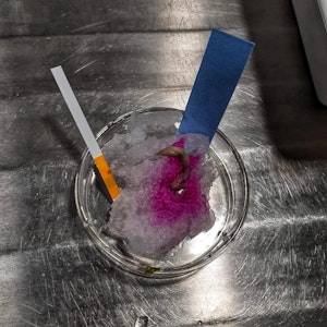 Ein Glas mit lila gefärbtem Schnee