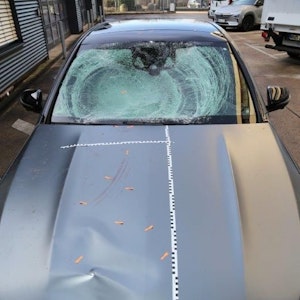 Die Windschutzscheibe des Unfall-Mercedes ist völlig zersplittert, auf der Motorhaube sind Markierungen der Spurensicherung.