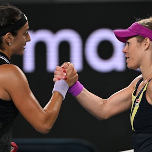 Laura Siegemund gratuliert Caroline Garcia nach ihrem Match bei den Australian Open 2023.