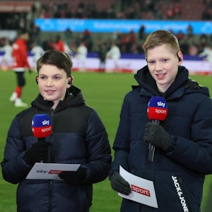 Zwei Kinder-Moderatoren am Sky-Mikrofon.