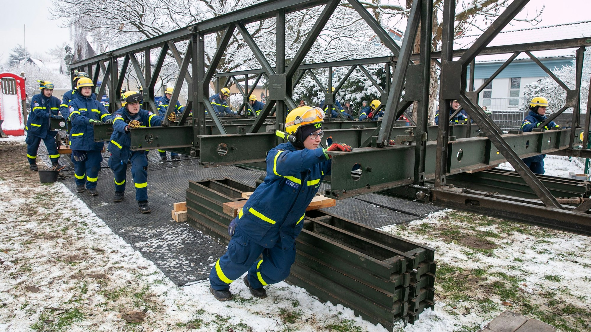 Etwa 60 ehrenamtliche Helfer des THW schoben am Samstag die Behelfsbrücke in der Heimerzheimer Quellenstraße über die Swist. Foto: Volker Jost 