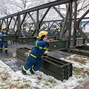 Etwa 60 ehrenamtliche Helfer des THW schoben am Samstag die Behelfsbrücke in der Heimerzheimer Quellenstraße über die Swist. Foto: Volker Jost