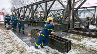 Etwa 60 ehrenamtliche Helfer des THW schoben am Samstag die Behelfsbrücke in der Heimerzheimer Quellenstraße über die Swist. Foto: Volker Jost 
