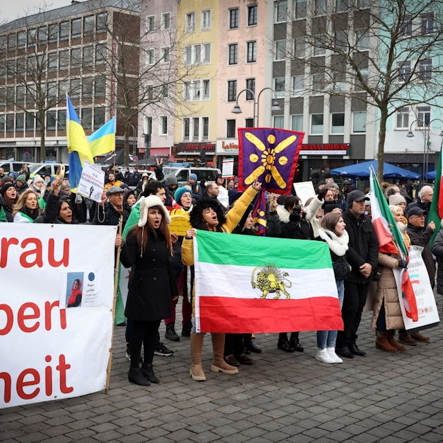 Teilnehmende der iranisch-syrisch-ukrainischen Großdemo am Kölner Heumarkt
