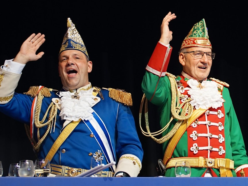 Hans Kölschbach und Björn Griesemann stehen auf der Bühne