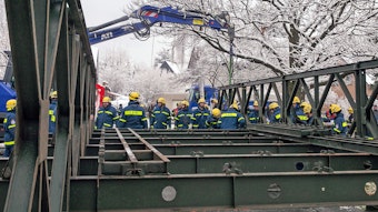 Aus zehn etwa zwei Meter langen Stahlelementen ist die Behelfsbrücke in der Heimerzheimer Quellenstraße zusammengesetzt. Foto: Volker Jost 