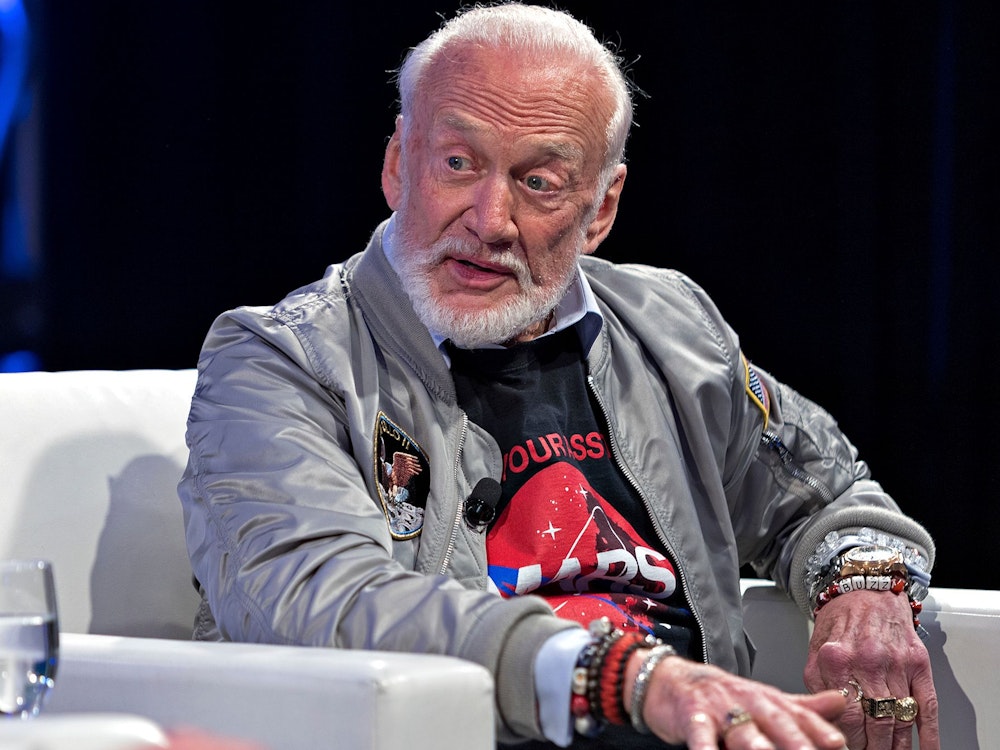 Der ehemalige Astronaut Buzz Aldrin spricht bei einer Veranstaltung in Austin (USA). Er sitzt in einem weißen Ledersessel.