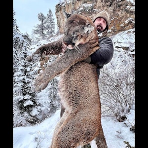 Derek Wolfe postete dieses Foto von sich und einem Puma im Arm am 20. Februar 2023 auf seinem Instagram-Kanal @derekwolfe_95