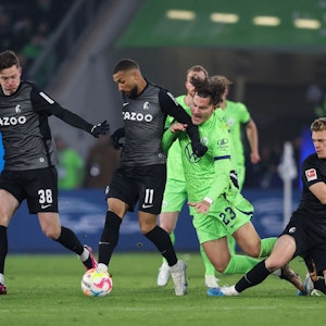 Matthias Ginter geht bei einem Zweikampf im Spiel beim VfL Wolfsburg zu Boden.