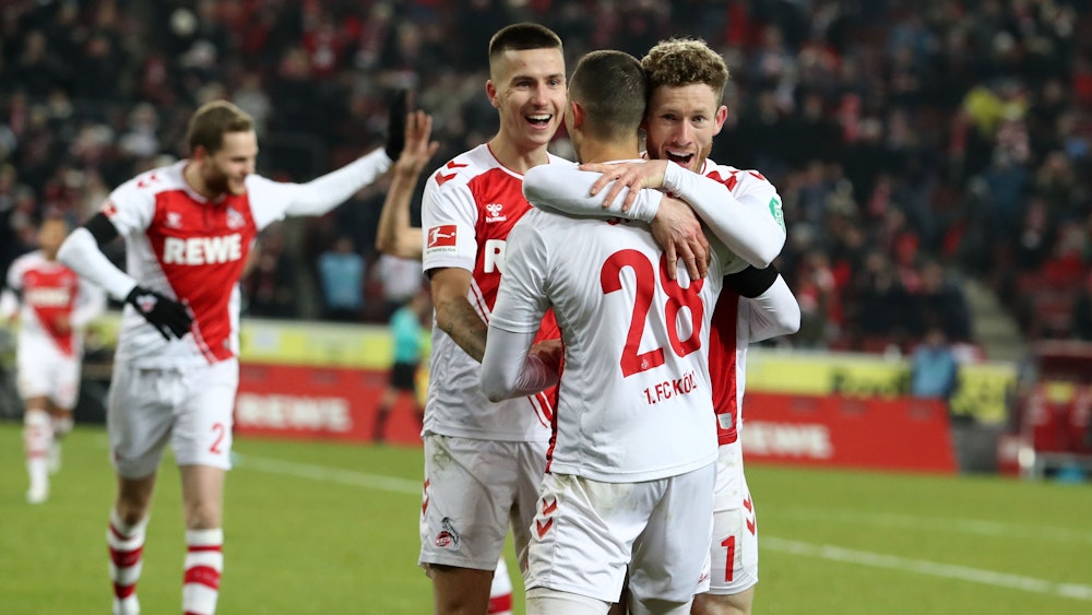 Die Profis des 1. FC Köln feiern den 7:1-Sieg gegen den SV Werder Bremen am Samstag (21. Januar 2023).