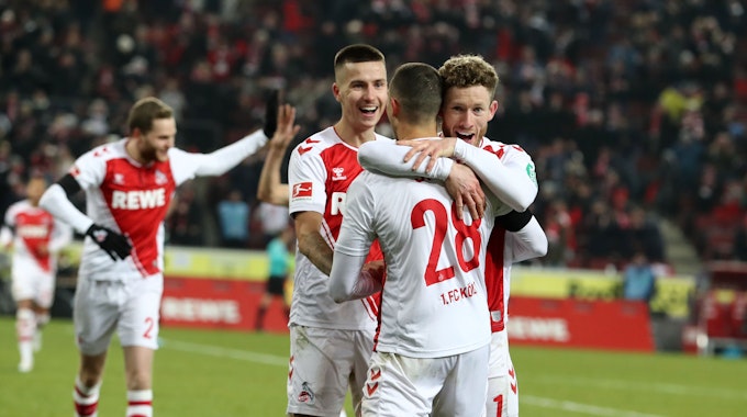 Die Profis des 1. FC Köln feiern den 7:1-Sieg gegen den SV Werder Bremen am Samstag (21. Januar 2023).