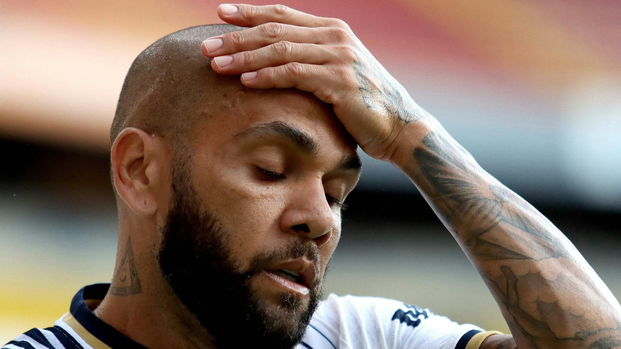 Dani Alves fasst sich in einem Spiel resigniert an den Kopf. Alves sitzt wegen des Vorwurfs eines sexuellen Übergriffs aktuell in Spanien in Untersuchungshaft.