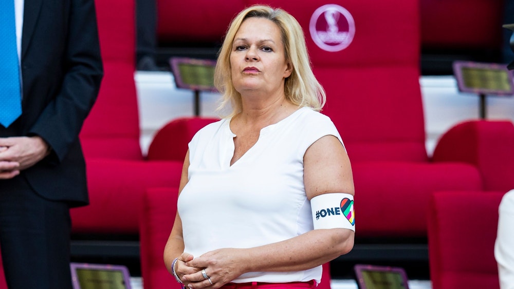 Bundesinnenministerin Nancy Faeser (SPD) trägt eine Armbinde mit der Aufschrift "One Love".