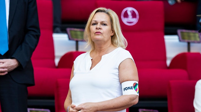 Bundesinnenministerin Nancy Faeser (SPD) trägt eine Armbinde mit der Aufschrift "One Love".