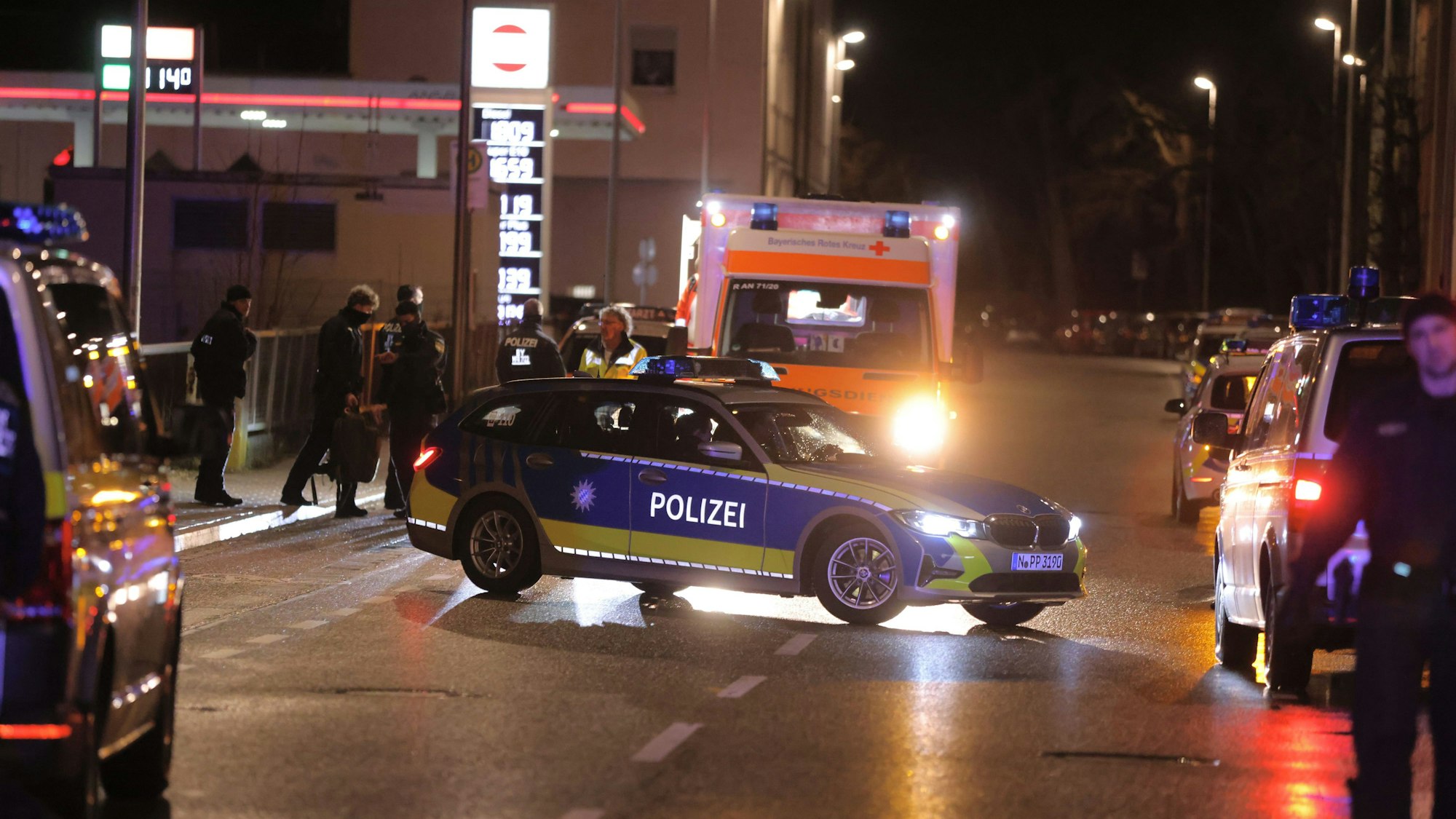 Ein Streifenwagen der Polizei steht auf der Straße. (Symbolbild)