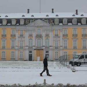 Malerisch und selten: Der Schlosspark in Brühl ist mit Schnee bedeckt. Besucher müssen aber draußen bleiben, weil es auf den Wegen glatt sein könnte.‘