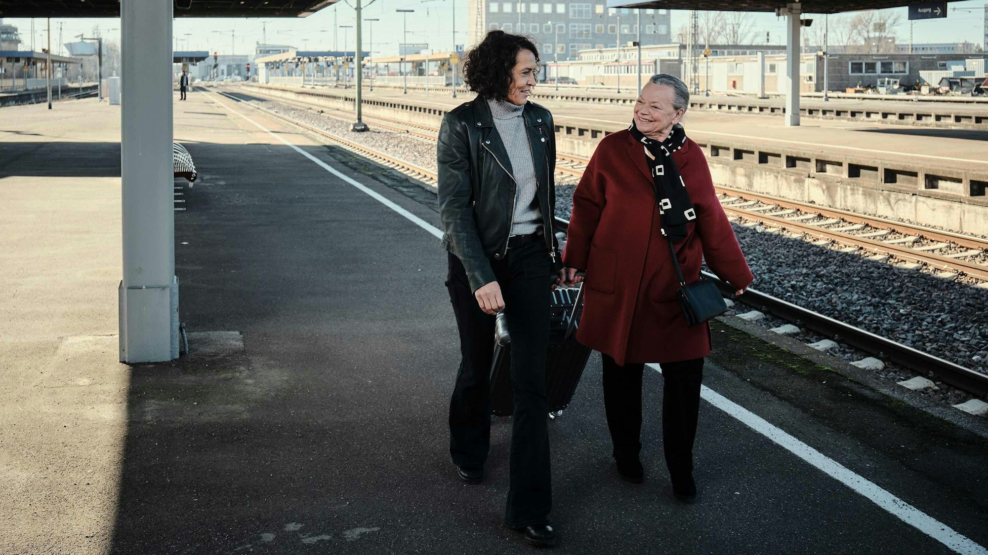 Lena (Ulrike Folkerts) ist zum Bahnhof geeilt, um ihre Tante Niki (Ursula Werner) abzuholen.
