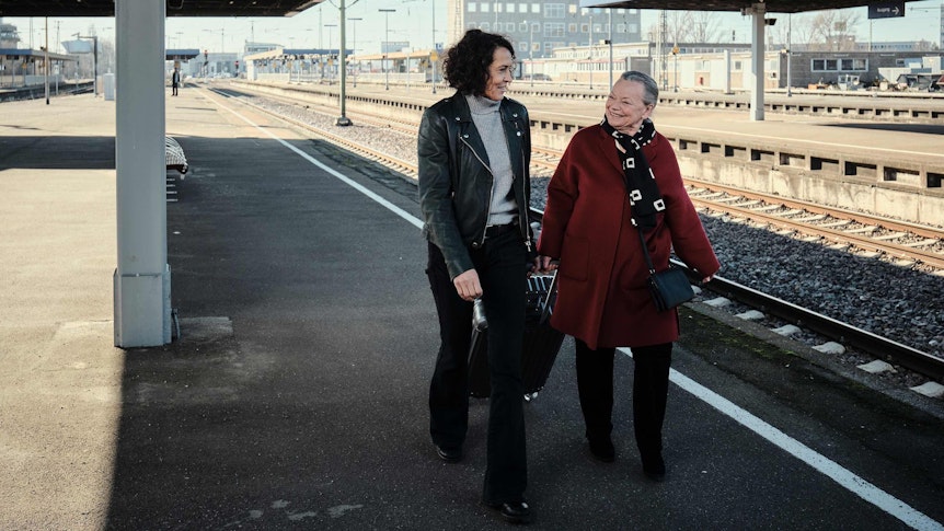 Lena (Ulrike Folkerts) ist zum Bahnhof geeilt, um ihre Tante Niki (Ursula Werner) abzuholen.