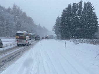 Der Auftakt zum Schneewochenede am Freitagabend: Nach heftigen Schneefällen blockierten mehrere Lkw die B51 im Bereich Schmidtheim in der Eifelgemeinde Dahlem.