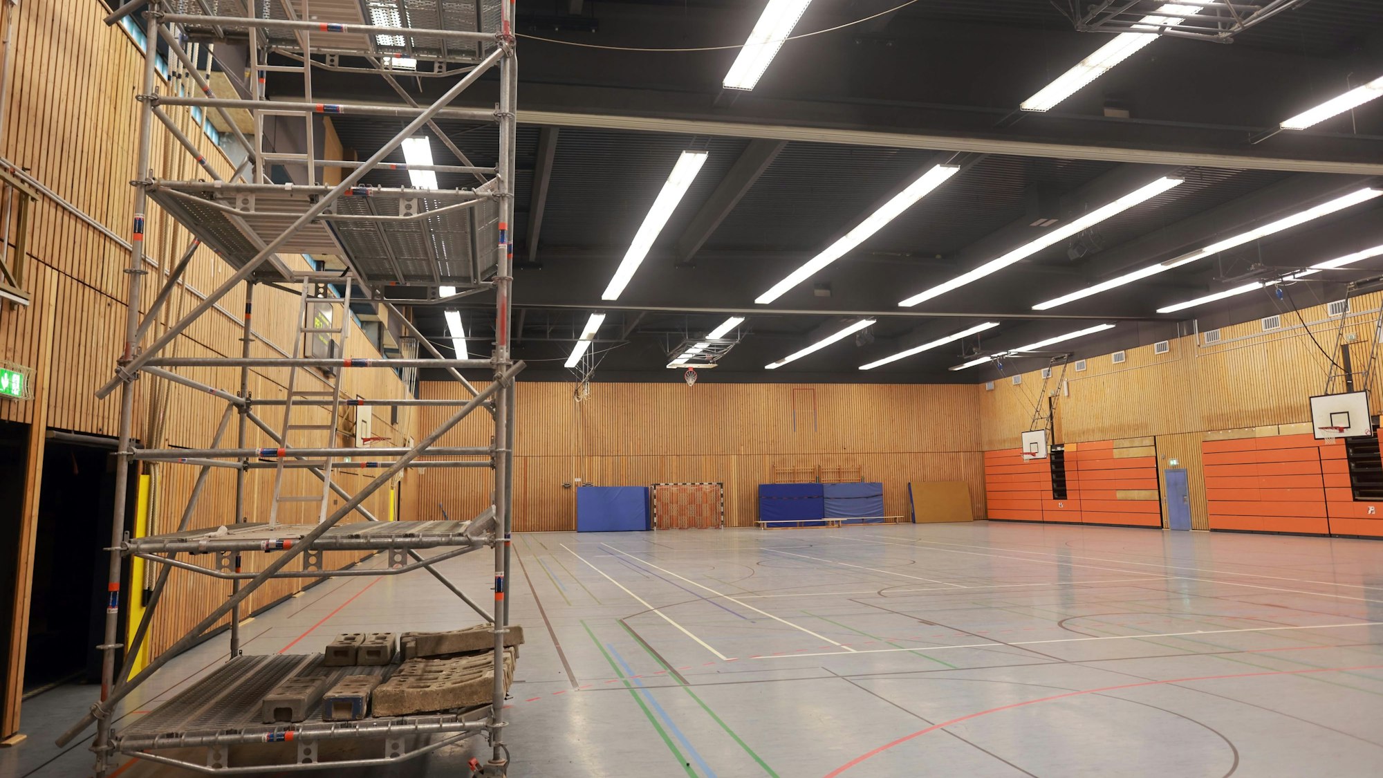 Gerüste stehen in der Turnhalle der Heinrich-Böll-Gesamtschule in Chorweiler, die einsturzgefährdet ist.