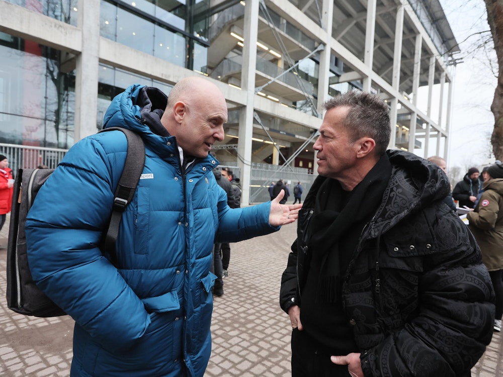 Kommentator Frank Buschmann spricht mit Experte Lothar Matthäus vor dem Rhein-Energie-Stadion.