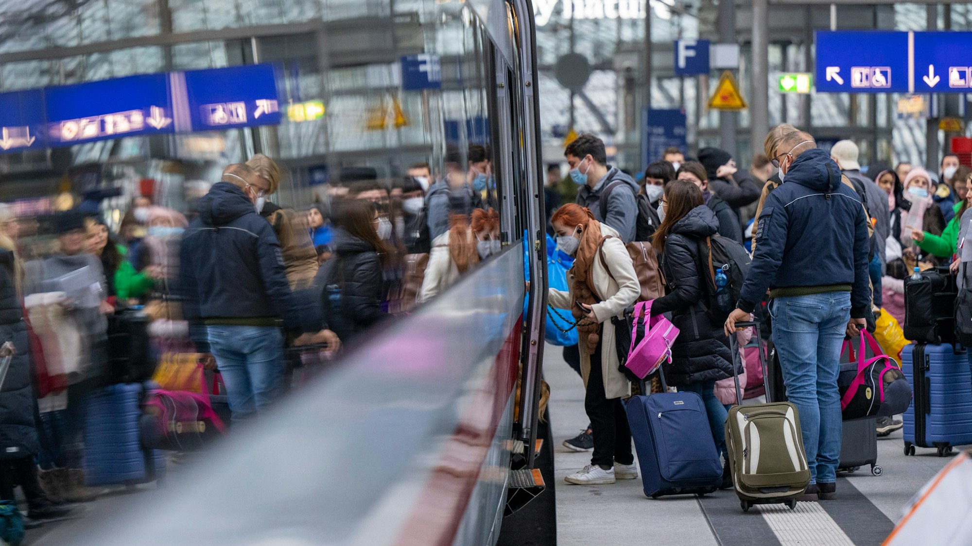 Reisende am Berliner Hauptbahnhof steigen in einen ICE.