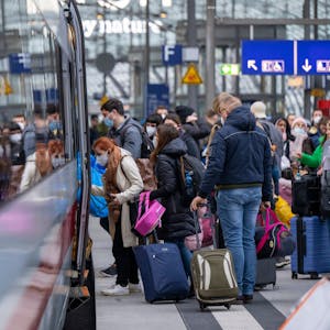 Reisende am Berliner Hauptbahnhof steigen in einen ICE.