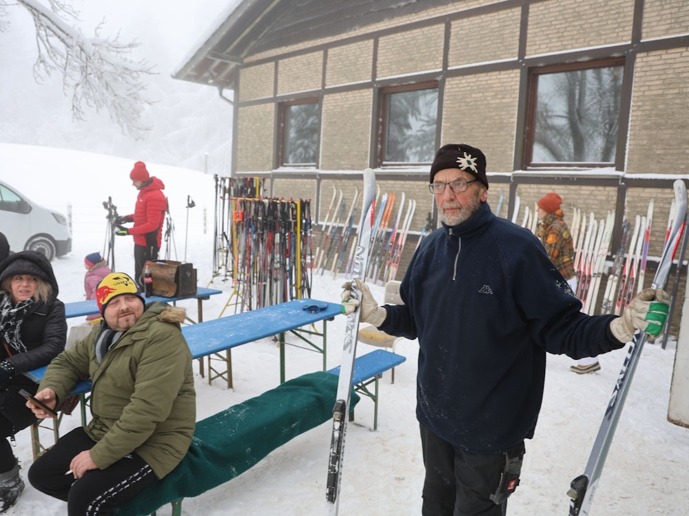 Alfred Zander verlieh Langlauf-Ski.
