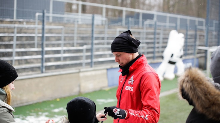 FC-Profi Ondrej Duda schrieb nach dem Training am Sonntag (22. Januar 2023) fleißig Autogramme.