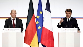 Kanzler Olaf Scholz (SPD, l.) und Frankreichs Präsident Emmanuel Macron bei einer gemeinsamen Pressekonferenz.