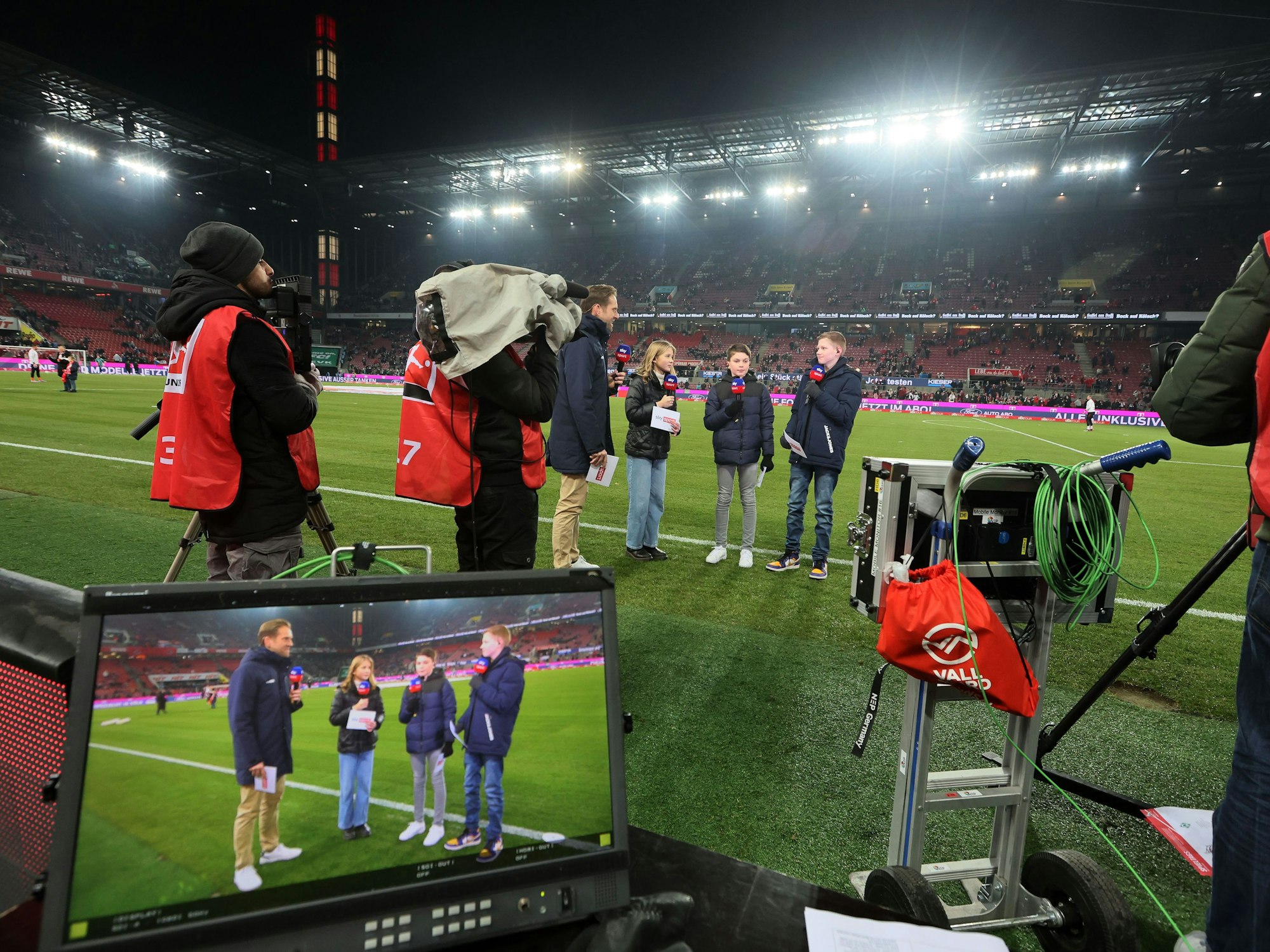 Kinder-Reporter von Sky bei der Bundesliga-Übertragung zum Spiel des 1. FC Köln gegen Werder Bremen im Stadion.