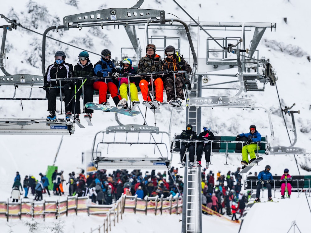 Zahlreiche Skifahrer und Snowboarder hat das winterliche Wetter auf die Pisten in Winterberg gelockt.