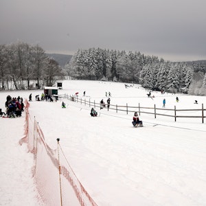 Der Rodellift im Skigebiet Weißer Stein in Hellenthal-Udenbreth. Am Wochenende hat es in Köln und der Region stark geschnet.