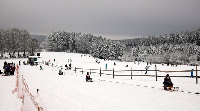Der Rodellift im Skigebiet Weißer Stein in Hellenthal-Udenbreth. Am Wochenende hat es in Köln und der Region stark geschnet.