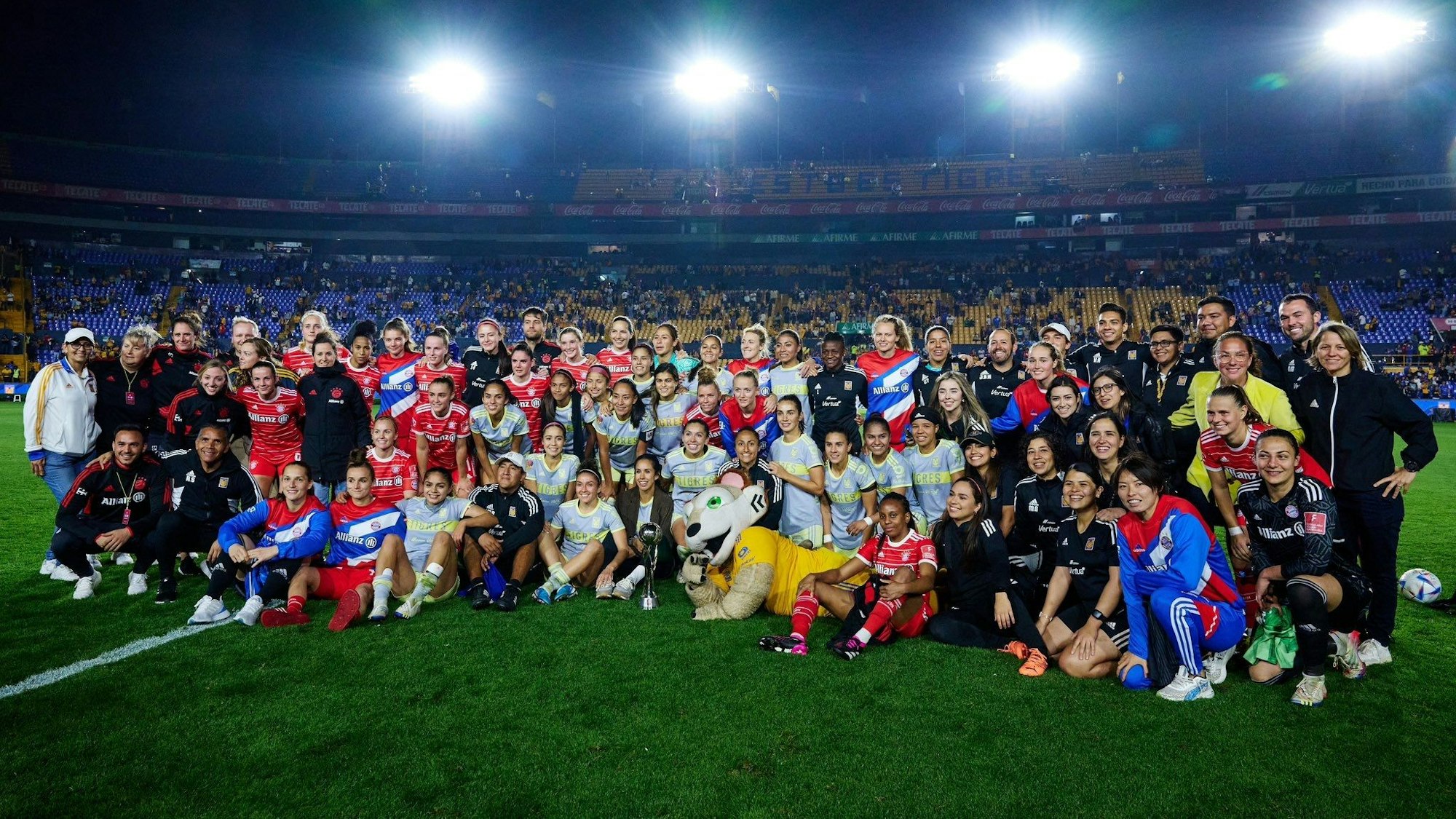 Die Frauen-Mannschaft des FC Bayern posieren auf einem gemeinsamen Foto mit den Spielerinnen von Tigres UANL nach einem Testspiel.