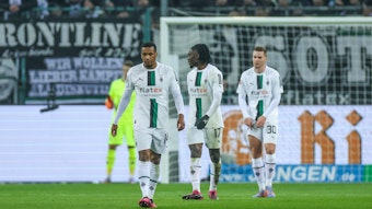 Alassane Plea, Manu Koné und Nico Elvedi von Borussia Mönchengladbach (v. l. n. r.) gehen nach dem zwischenzeitlichen 0:2 im Spiel gegen Bayer Leverkusen am 22. Januar 2023 zum Anstoß.