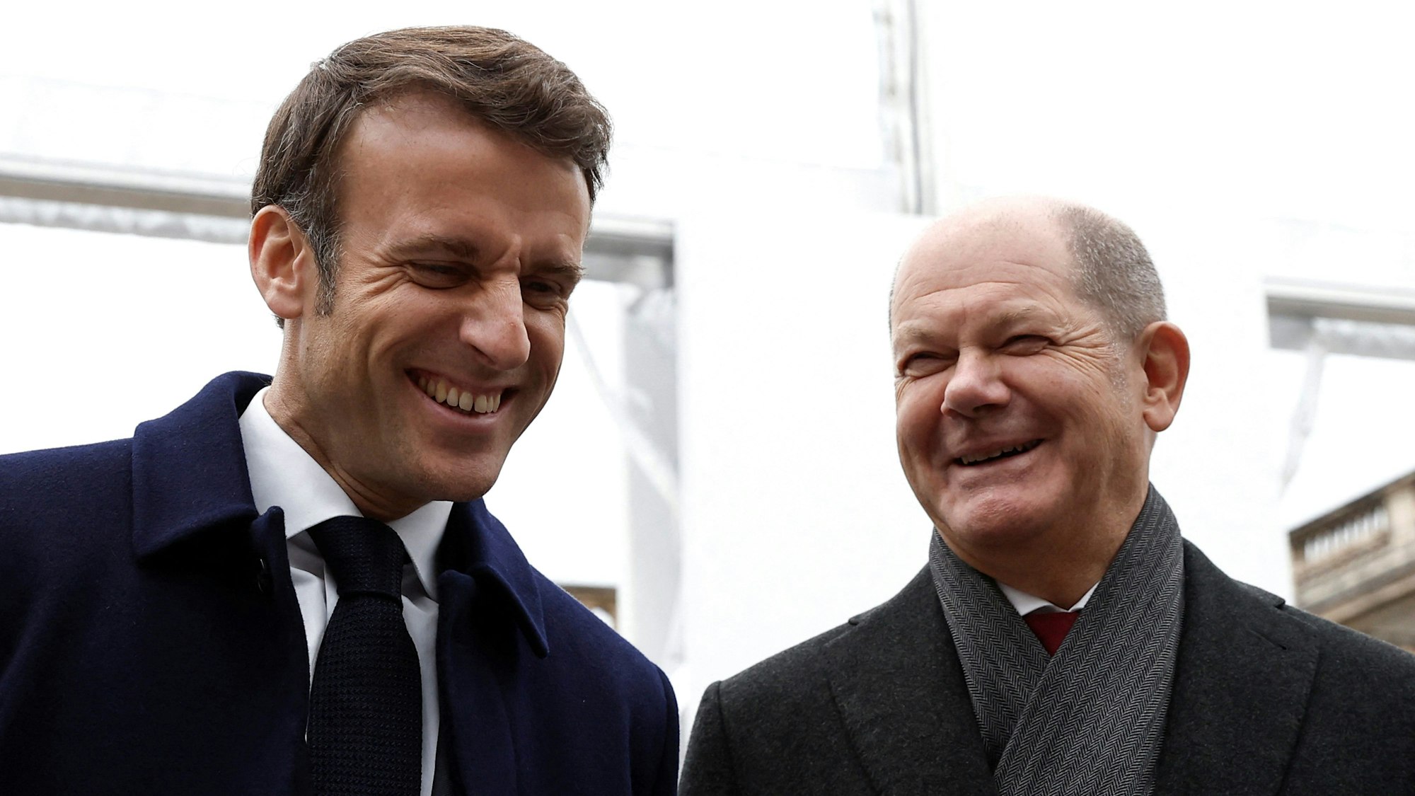 Bundeskanzler Olaf Scholz (SPD, r) und Emmanuel Macron, Präsident von Frankreich, lachen, während der Präsentation deutsch-französischer Industrieprojekte im Rahmen des Deutsch-Französischer Ministerrats im Elysee-Palast.