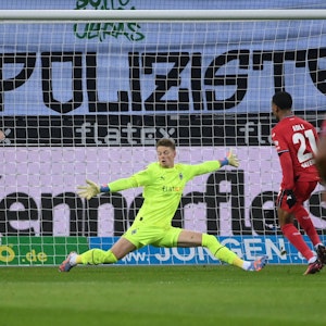 Amine Adli erzielt gegen Gladbach-Keeper Jonas Omlin das Tor zum zwischenzeitlichen 2:0 für die Werkself.