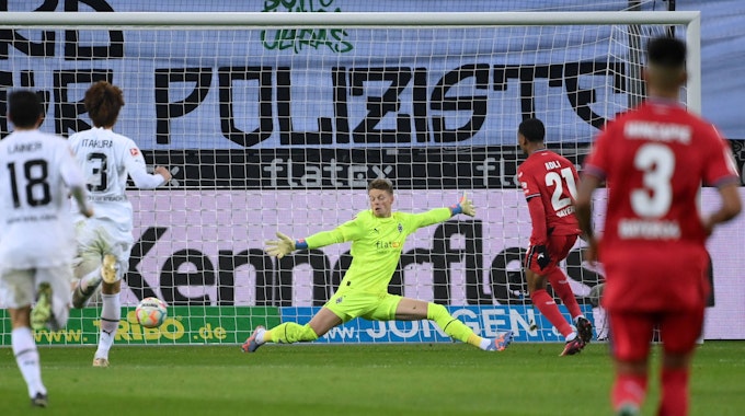 Amine Adli erzielt gegen Gladbach-Keeper Jonas Omlin das Tor zum zwischenzeitlichen 2:0 für die Werkself.